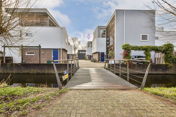 Halfvrijstaande luxe villa met 4 slaapkamers, 2 badkamers en heerlijke tuin op het zuidwesten!